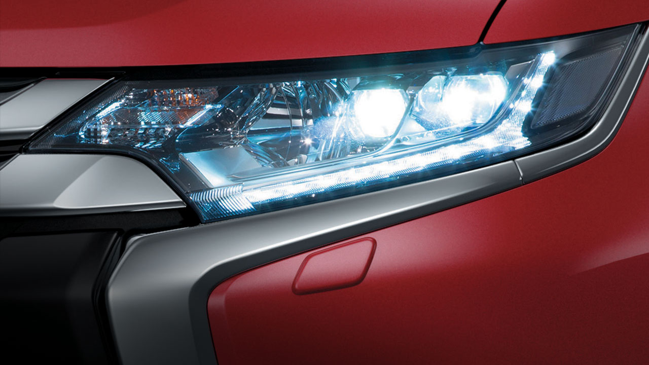 Mitsubishi outlander 2 cầu 7 chỗ 2.4 cvt trang bị đèn pha công nghệ Led