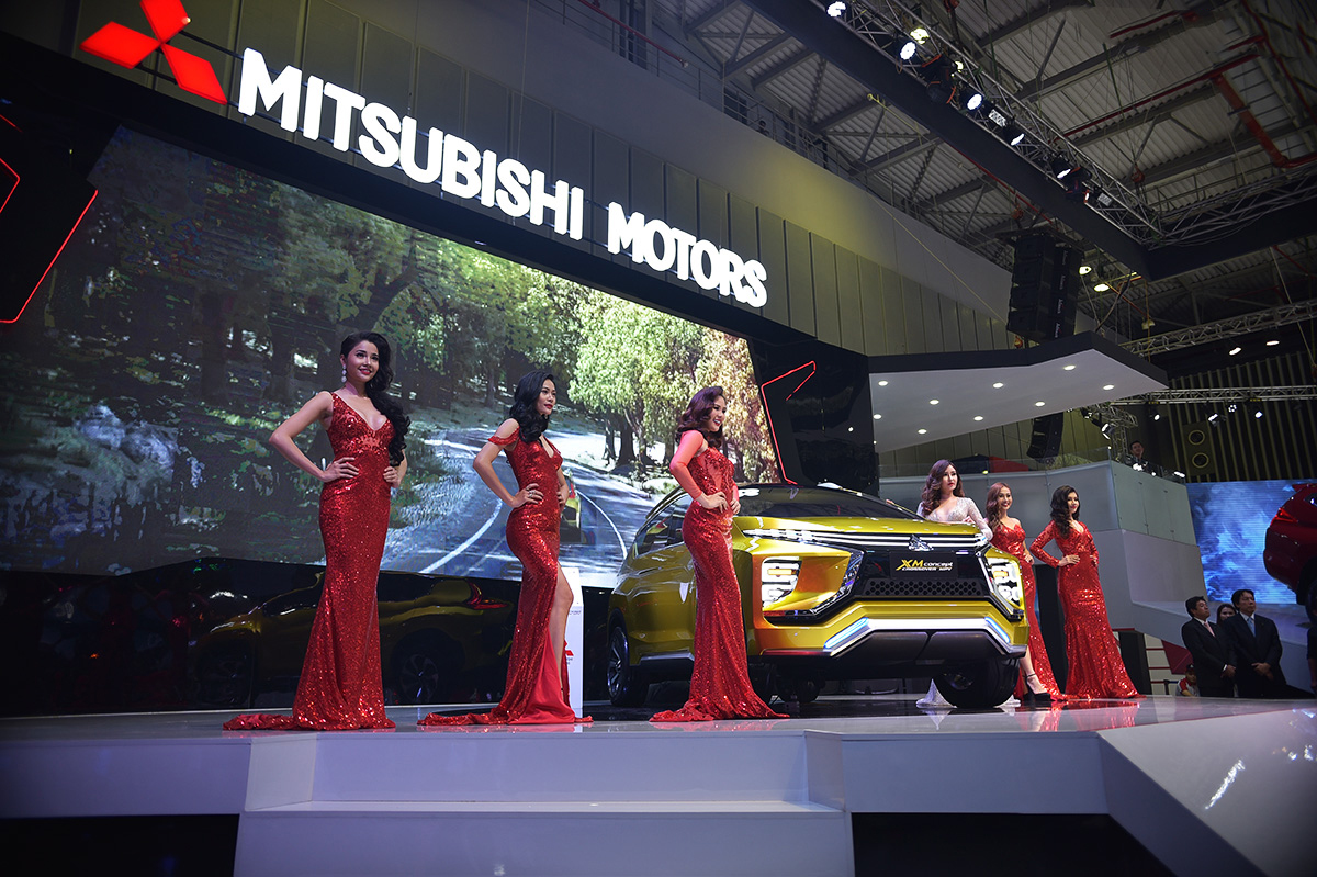 Mitsubishi XM Concept 2017 cùng dàn người đẹp
